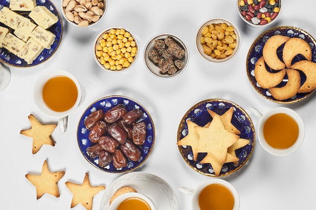 Diferentes dulces y galletas en una mesa