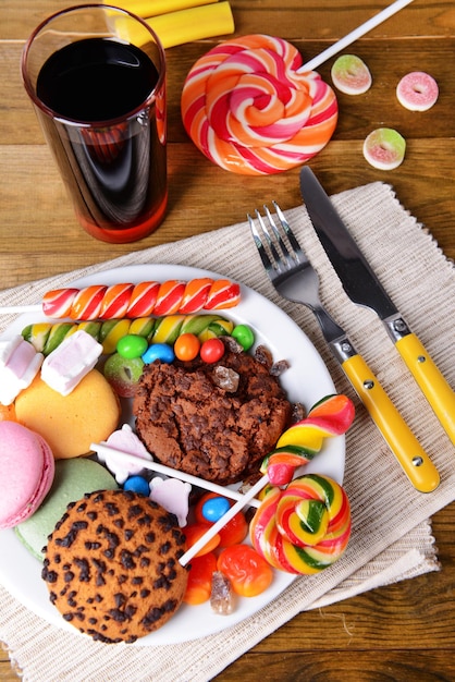 Diferentes dulces en un plato en primer plano de la mesa