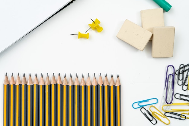 Foto diferentes elementos ou materiais escolares essenciais, como borrachas de lápis e caneta de tinta