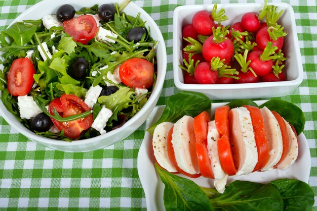 Diferentes ensaladas con verduras en la mesa y verduras