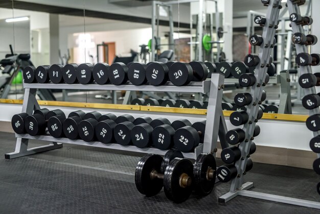 Diferentes equipamentos esportivos na academia como parede