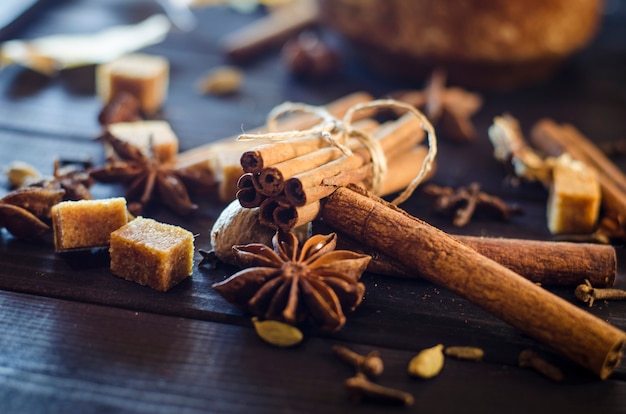 Diferentes especiarias aromáticas em uma mesa de close-up