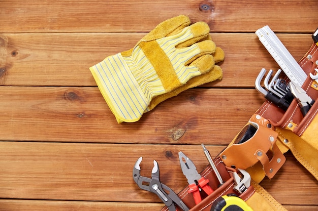 diferentes ferramentas de trabalho em cinturão em tábuas de madeira