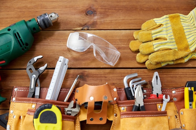 diferentes ferramentas de trabalho em tábuas de madeira
