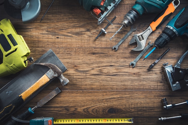 Diferentes ferramentas de trabalho no fundo da mesa