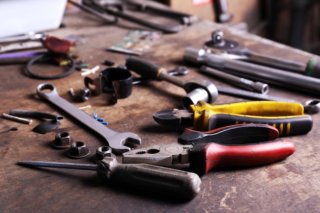 Diferentes ferramentas no local de trabalho na garagem