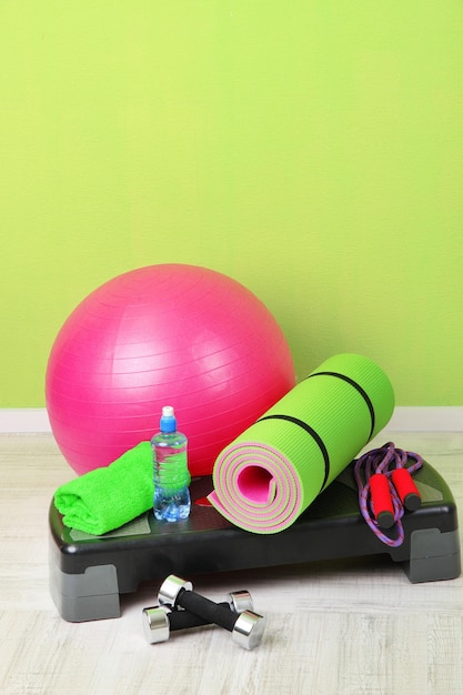 Diferentes ferramentas para fitness no quarto