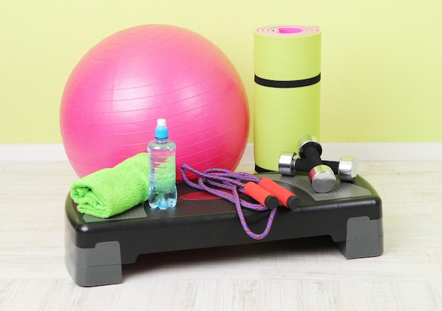 Diferentes ferramentas para fitness no quarto