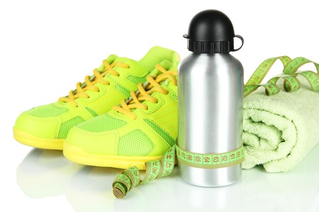 Diferentes ferramentas para o desporto isoladas em branco