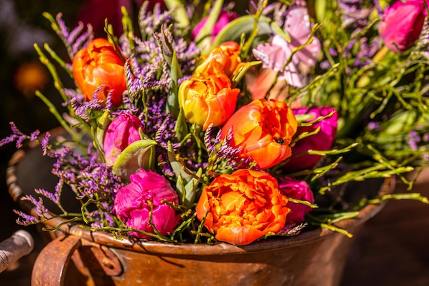 Diferentes flores y plántulas cerca de la entrada de la floristería floristería primavera concepto de pascua