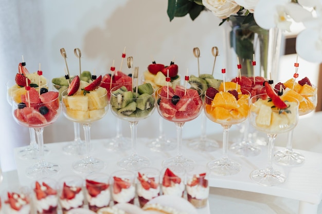 Diferentes frutas y bayas en copas Catering para bodas