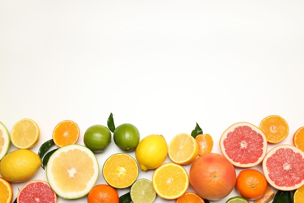 Diferentes frutas cítricas en el espacio de fondo blanco para texto