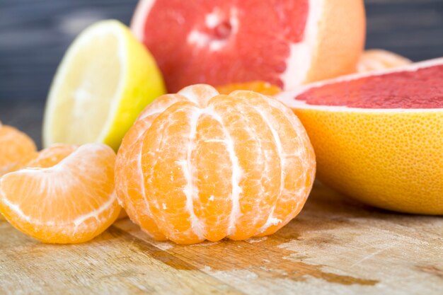 Foto diferentes frutas cítricas maduras y jugosas juntas en una gran pila, mandarinas, pomelos