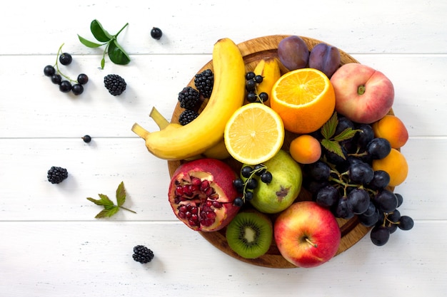 Diferentes frutas maduras en una tabla de madera