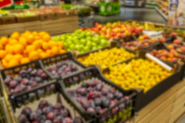 Diferentes frutas en el mostrador en el supermercado. La foto está borrosa.