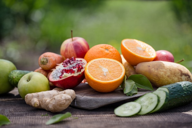 Diferentes frutas ou vegetais e frutas na mesa sobre verde natural