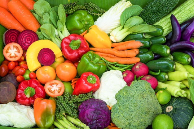 Diferentes frutas y verduras frescas para la salud
