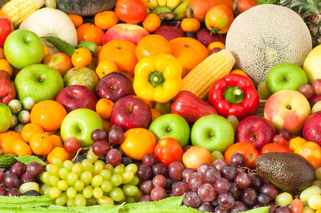 Diferentes frutas y verduras maduras para comer sano y dieta