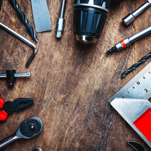 Foto diferentes herramientas de construcción con herramientas de mano para la renovación del hogar en el tablero de madera maintenan