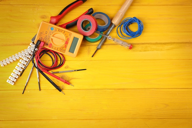 Diferentes herramientas eléctricas en mesa de madera.