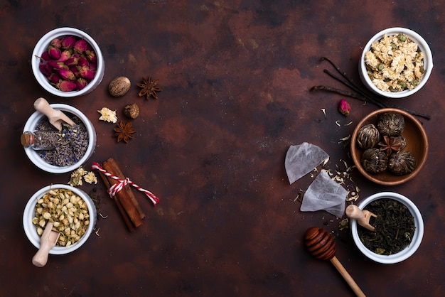 Diferentes hierbas para hacer té saludable.