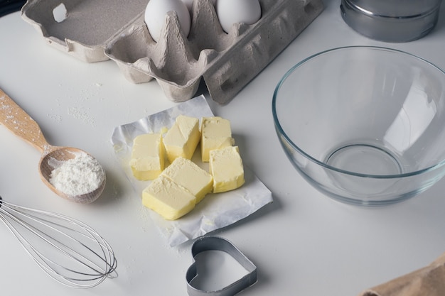 Diferentes ingredientes para hacer masa para hornear están sobre la mesa, de cerca. Cocinar en la cocina, en casa. Fondo.