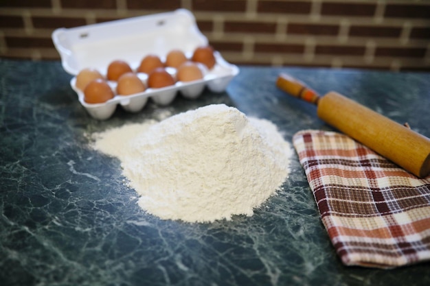 Diferentes ingredientes para preparar productos de harina en la mesa de la cocina.