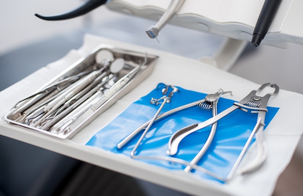 Diferentes instrumentos dentais profissionais no consultório do dentista