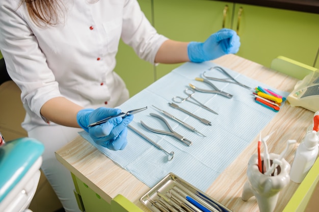 Diferentes instrumentos y herramientas de ortodoncia en el consultorio de un dentista.