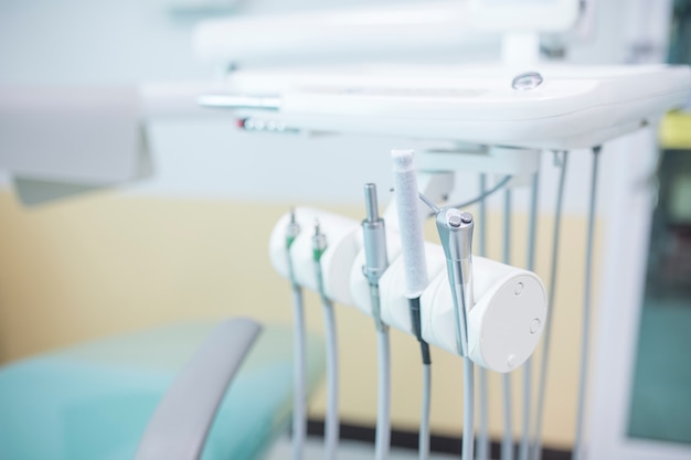 Diferentes instrumentos odontológicos e ferramentas em um escritório de dentistas