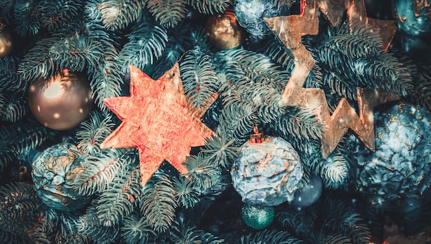 Diferentes juguetes de árbol de Navidad decorativos de cerca, adornos para árbol de Navidad, agujas de rama de abeto verde, copos de nieve de tormenta de nieve de nieve. Fondo de invierno Navidad año nuevo.