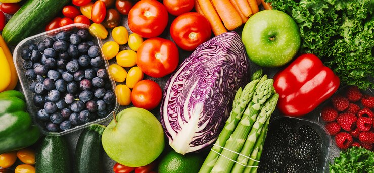 Foto diferentes legumes saborosos no fundo áspero