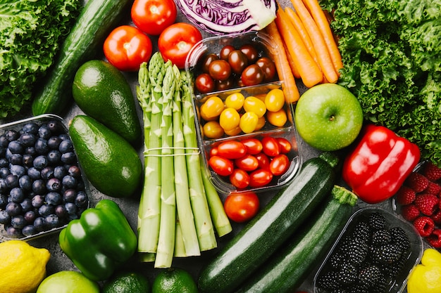 Foto diferentes legumes saborosos no fundo áspero