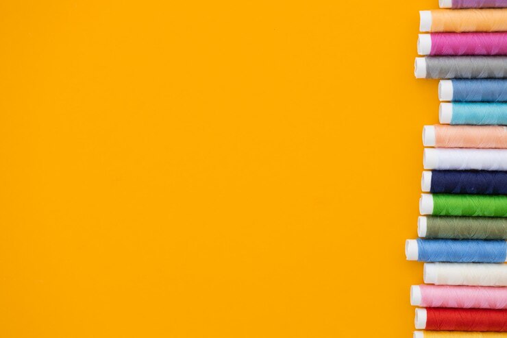 Foto diferentes linhas de costura coloridas em plano de fundo amarelo