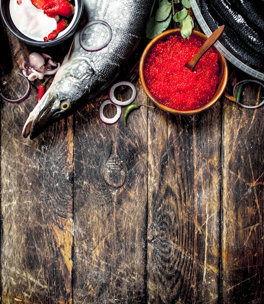 Diferentes mariscos con gambas y caviar rojo.