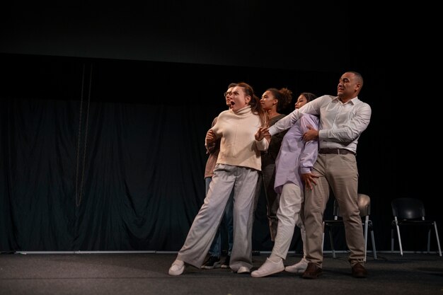 Diferentes momentos de la clase de teatro