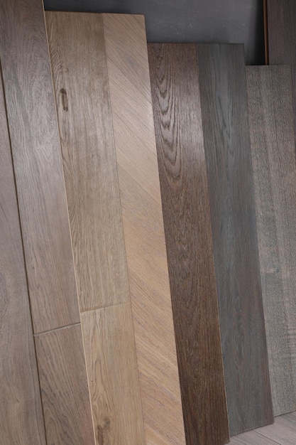 Diferentes muestras de pisos de madera cerca de la pared en interiores