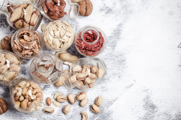 Diferentes nueces en frascos