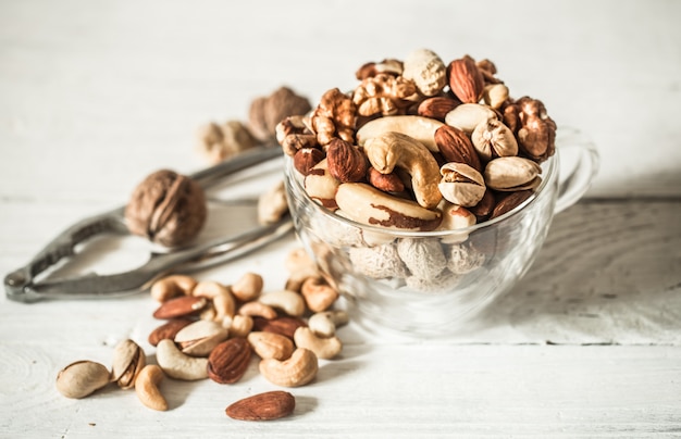 diferentes nueces en mesa de madera