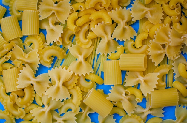 Foto diferentes pastas sobre un fondo azul.