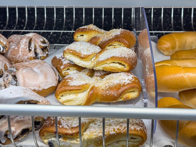 diferentes pasteles dulces frescos en los estantes de una panadería