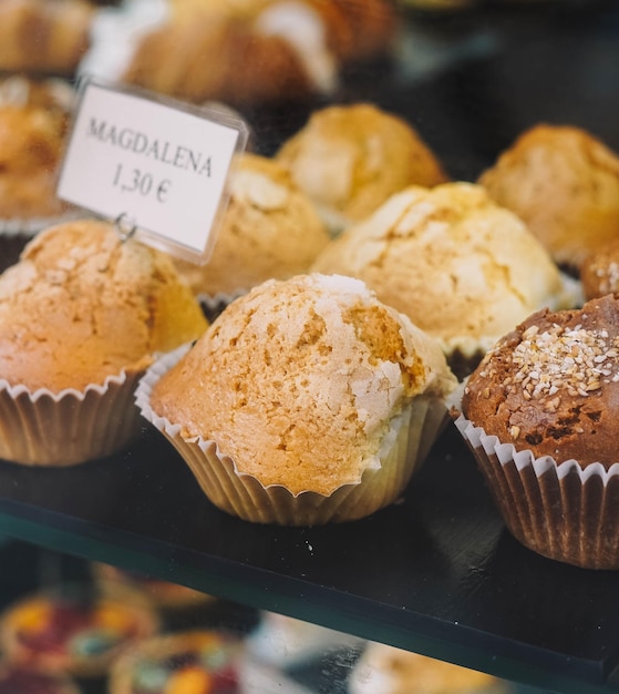 Diferentes pasteles y magdalenas en una pastelería.