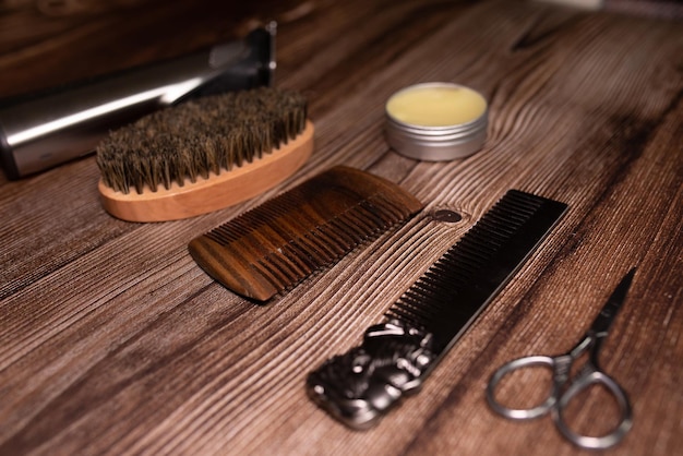 Diferentes pentes, escovas e outras ferramentas para pentear a barba. Vista de perto.