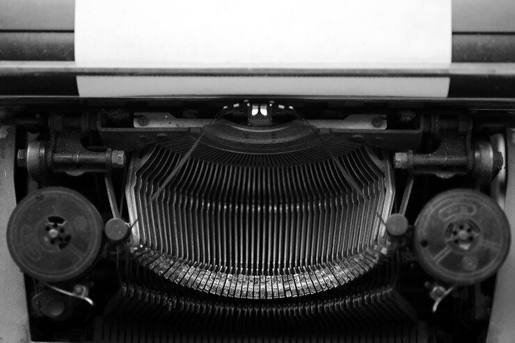 Foto diferentes pequenos elementos de metal de uma velha macro de máquina de escrever