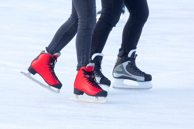 Diferentes personas están patinando activamente en una pista de hielo.