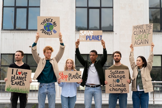 Diferentes pessoas marchando em protesto contra as mudanças climáticas