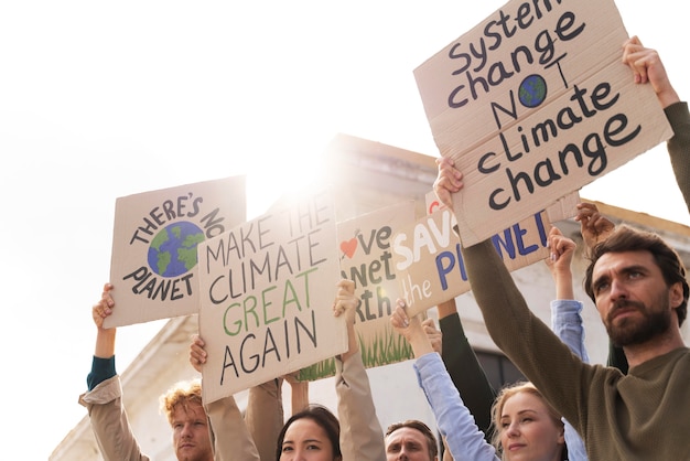 Foto diferentes pessoas protestando juntas por causa do aquecimento global