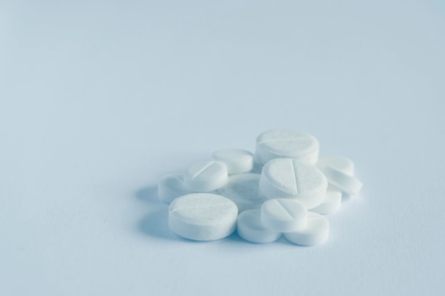 Diferentes pílulas brancas no fundo branco