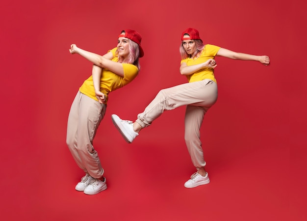 Foto diferentes poses de una persona bailando.