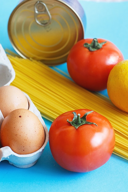 Diferentes productos alimenticios saludables sobre un fondo azul.